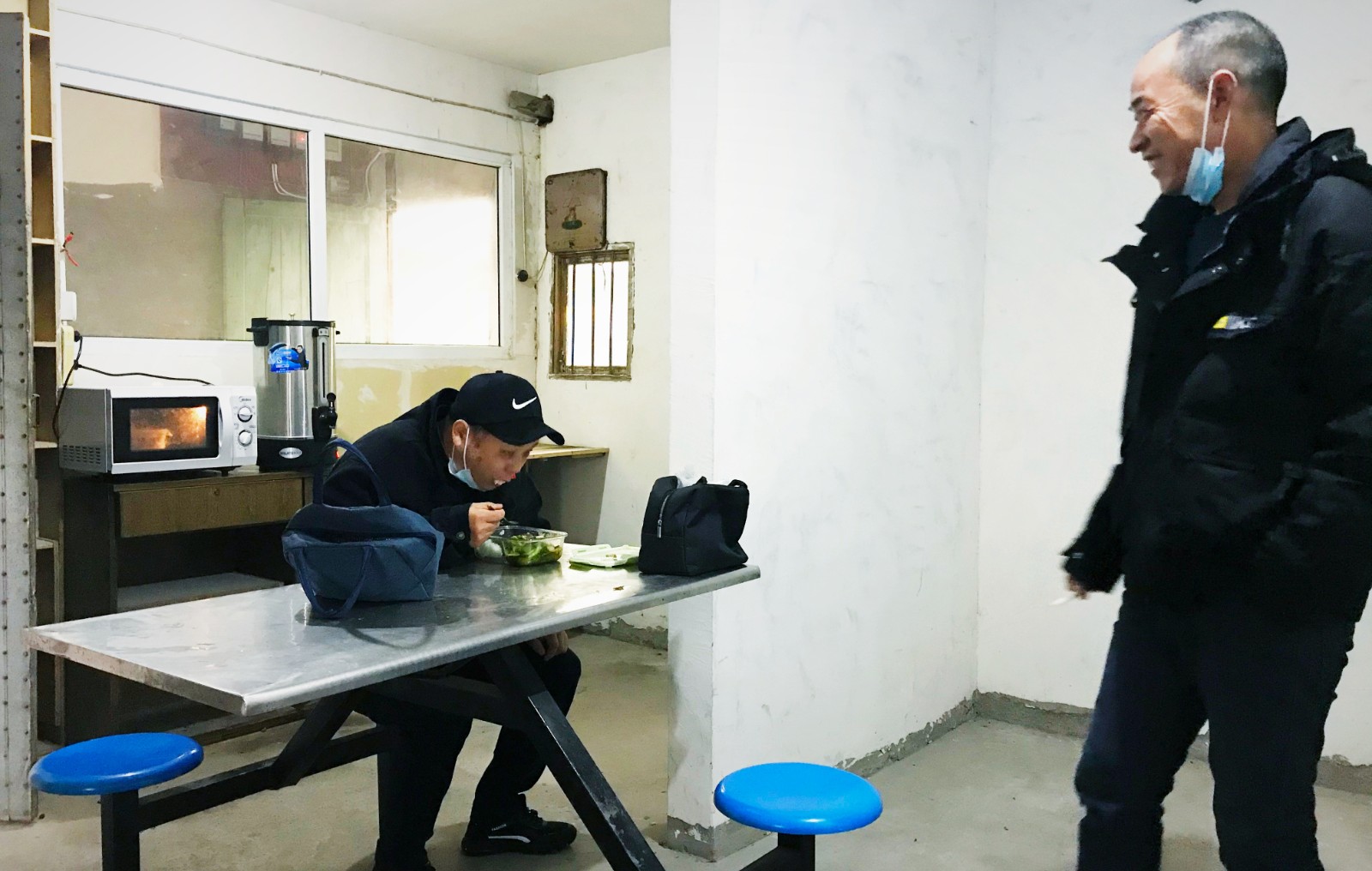 10月份，公司新租建駕駛員休息室之一，駕駛員在休息室內(nèi)愉悅休息與交談.jpg